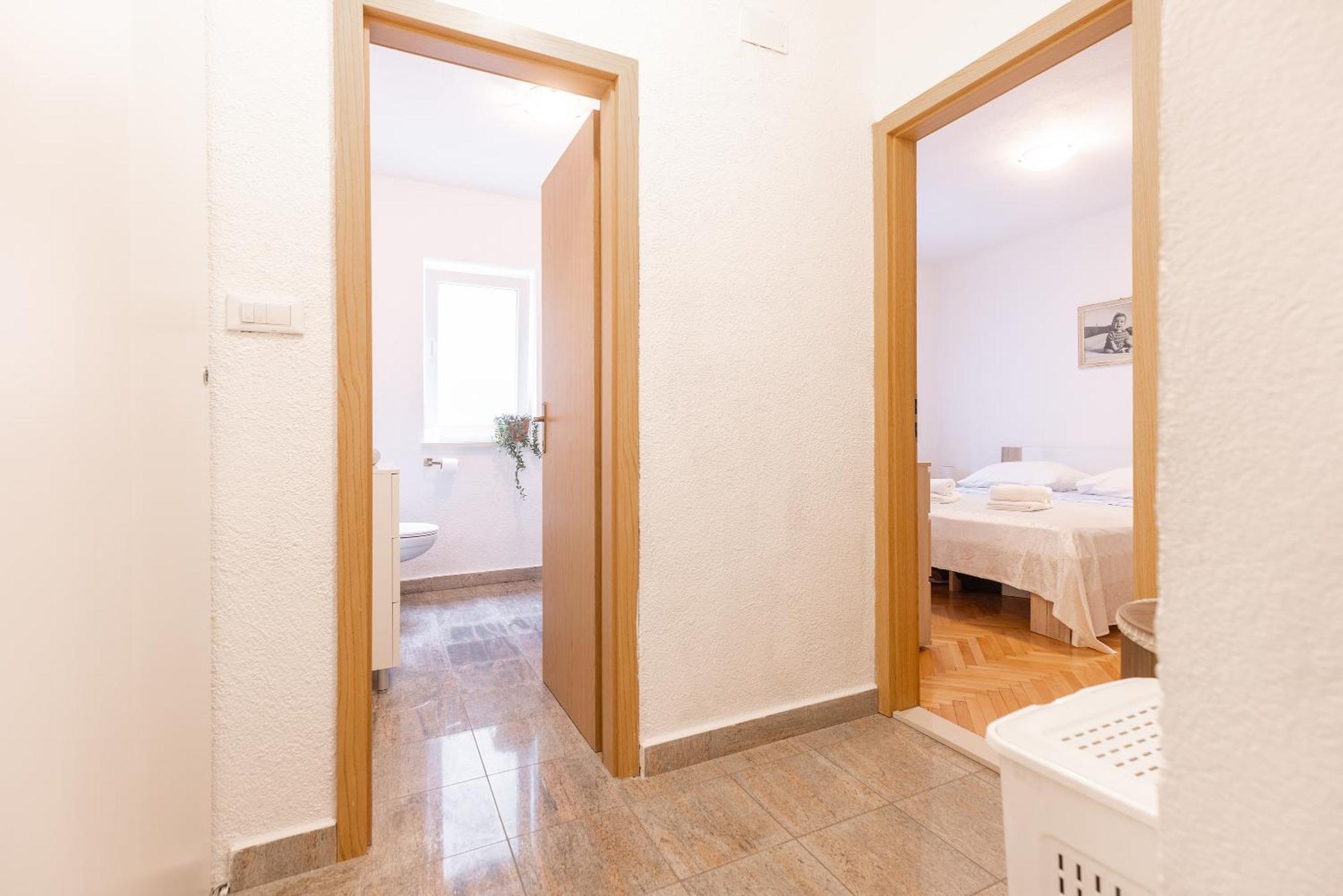 Apartman Nora Omis Bagian luar foto