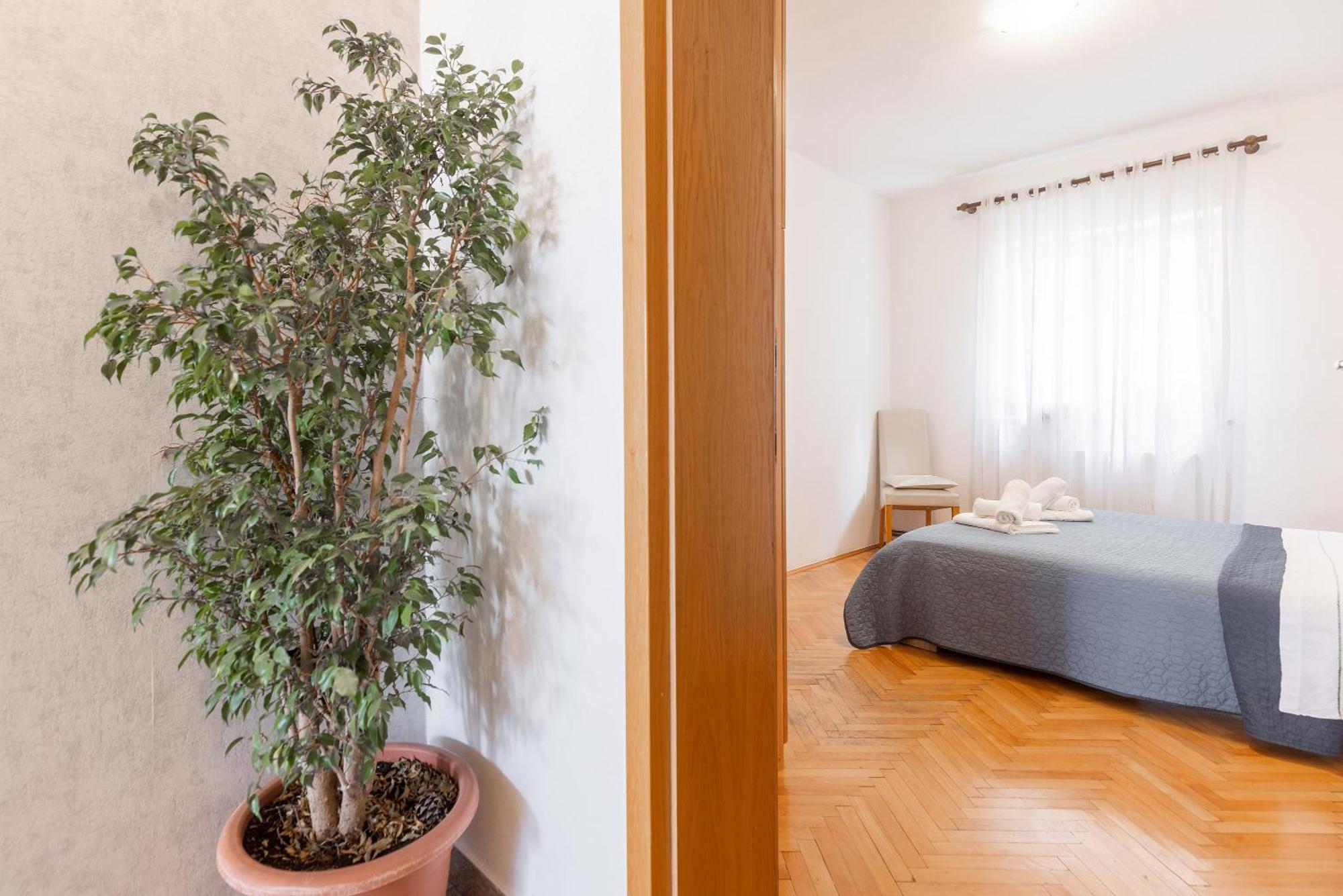 Apartman Nora Omis Bagian luar foto